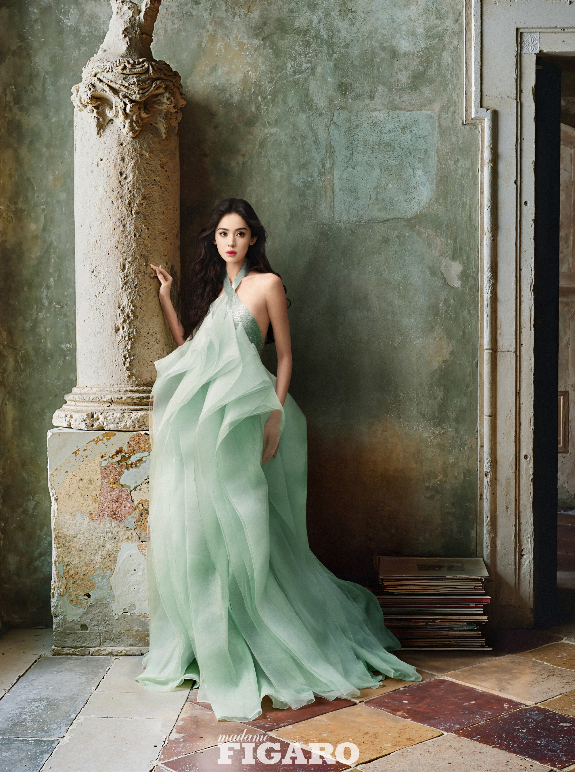 古力娜扎八月加罗花之缪斯封面照,贴近自然感受相依相生的真实