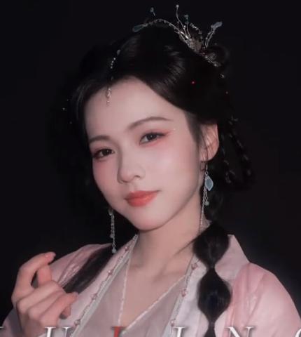 短剧盛典“群魔乱舞”，郭欣宇歪嘴，陈芳彤脸肿，唯有她抗住了