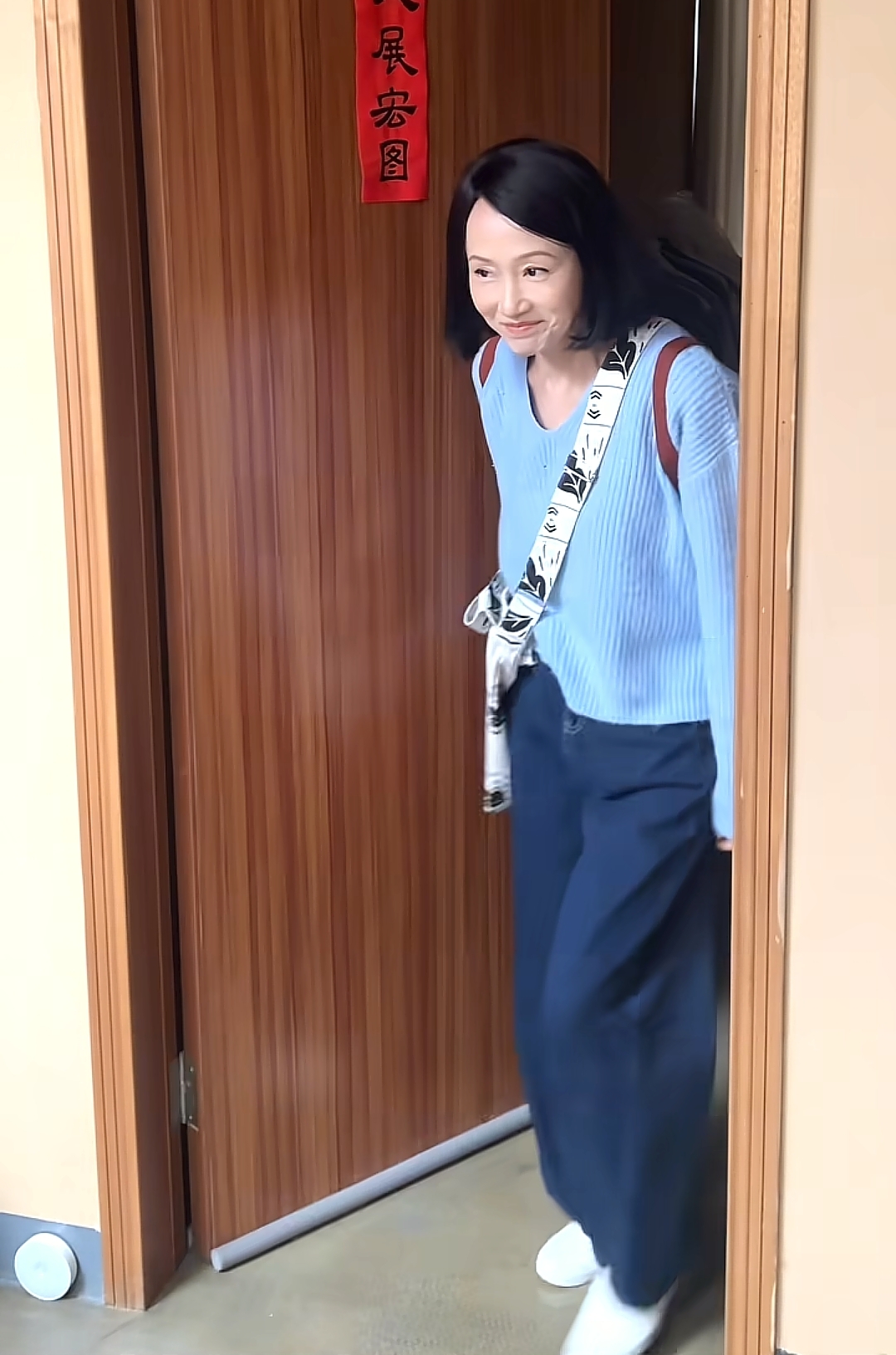 57岁黄慧颐复出穿旗袍，长得美却至今未婚 前男友保剑锋黑历史被扒