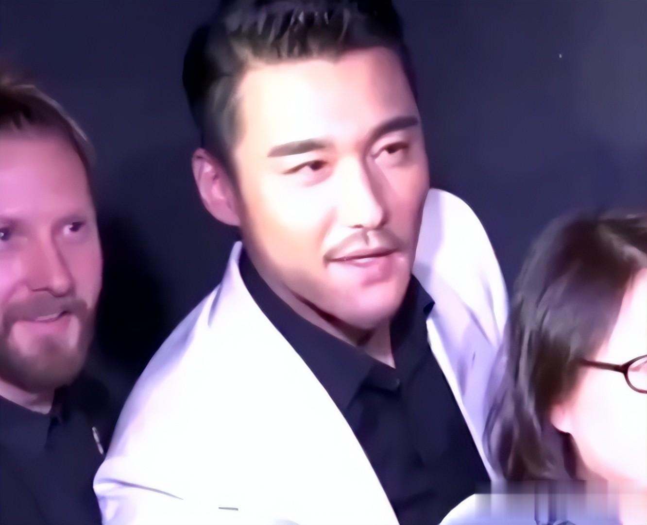 胡兵薛佳凝粉红女郎20年后同框，一个脸僵全是褶，一个白胡子发嗲