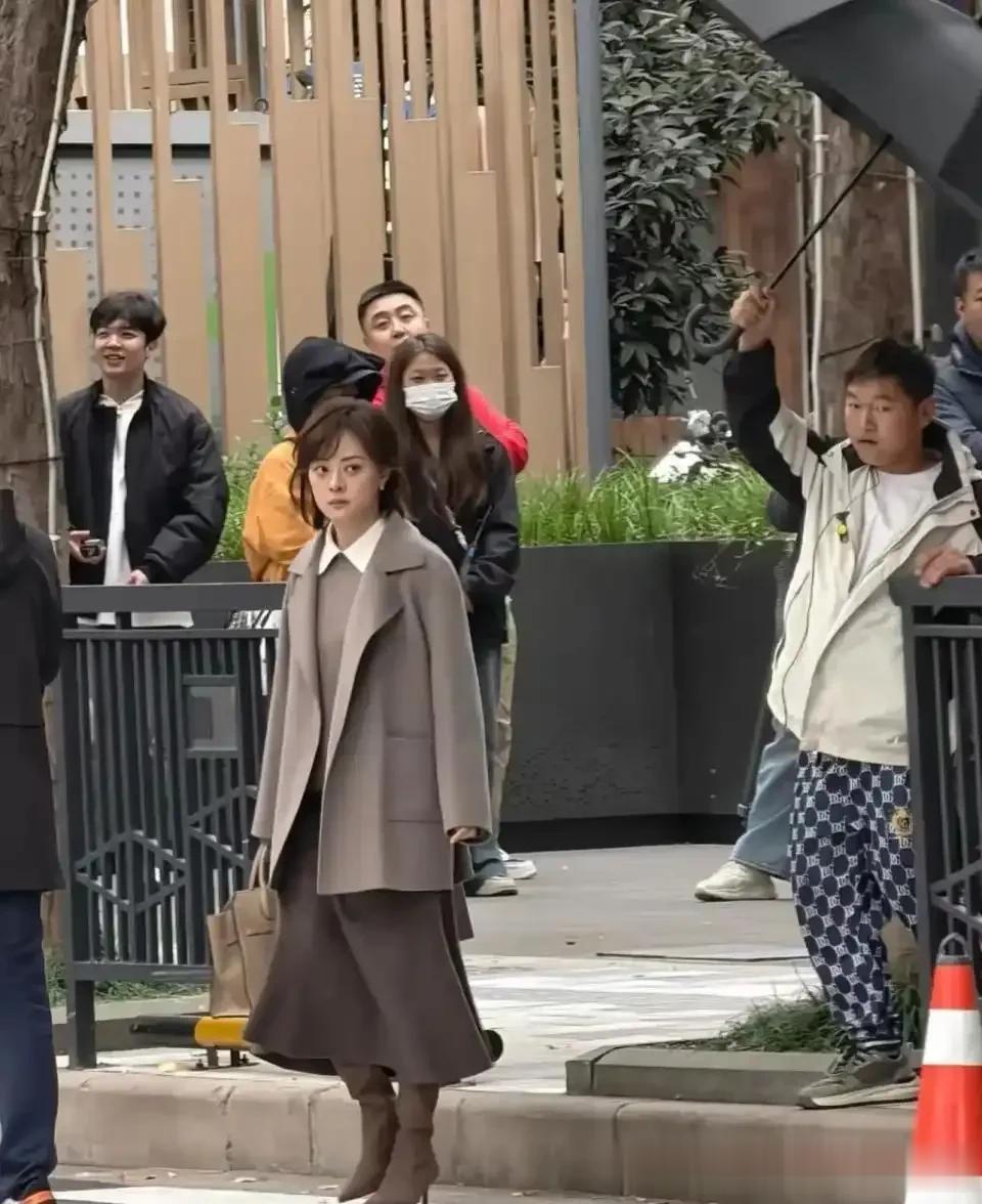 孙俪换了短卷发造型减龄10岁!连换2套呢子外套被偶遇拍戏好时尚