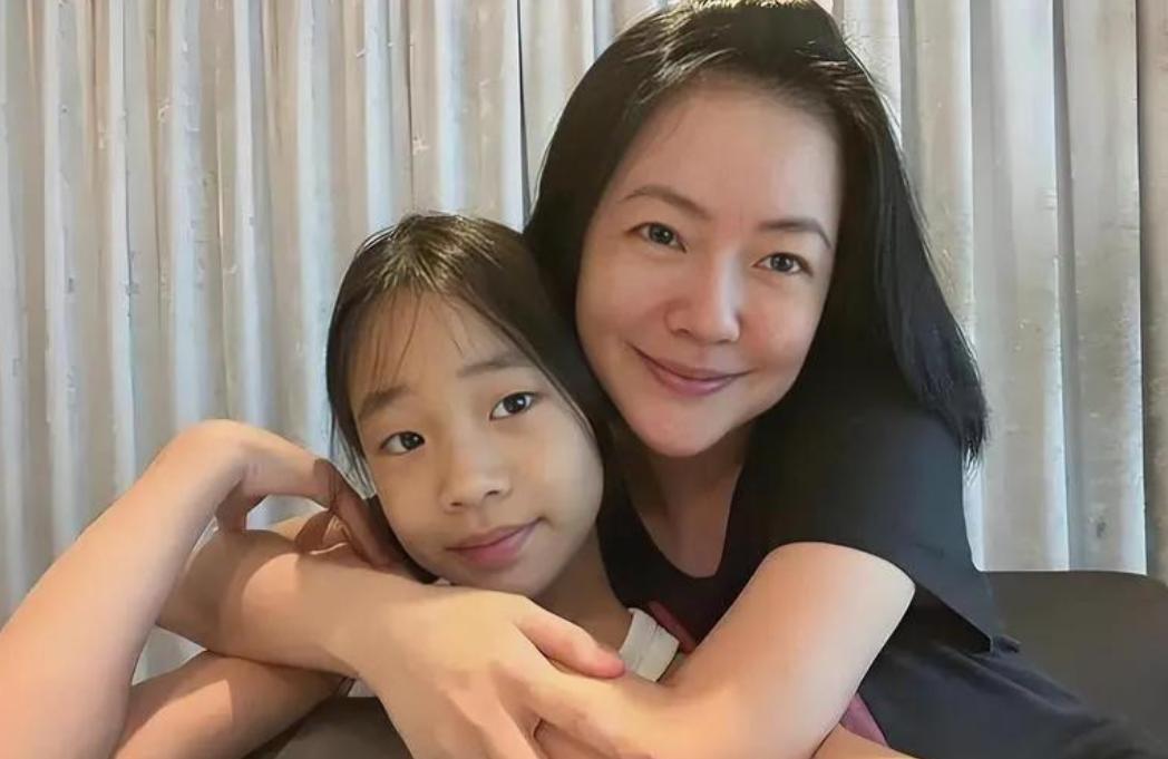 小S出席音乐会站C位!穿一身黑压低帽檐装前辈,嘴角都压不住笑容