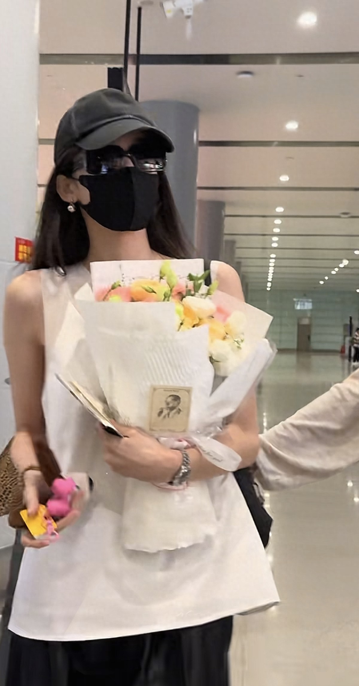 娜扎机场被偶遇，穿白色无袖短袖气质好好呀，真的是又瘦又美的！