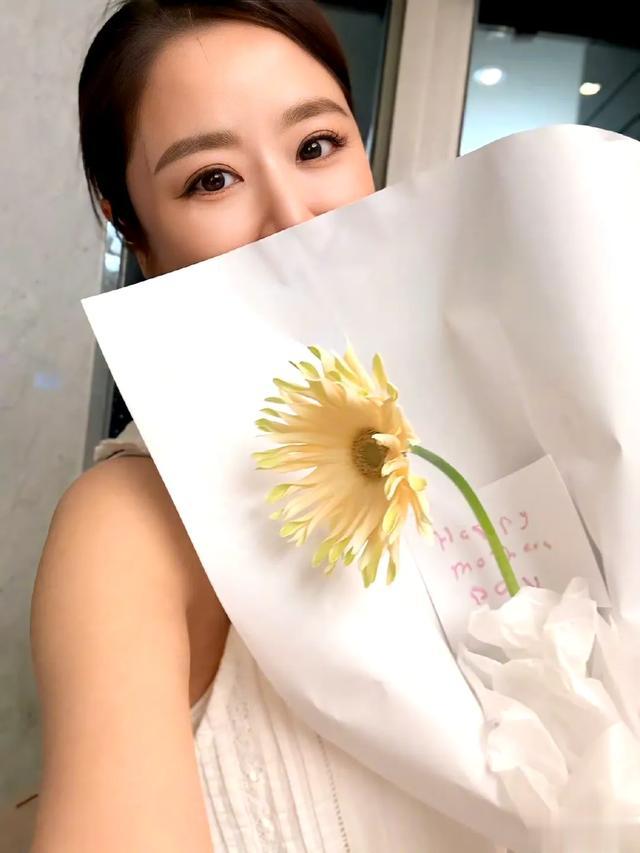 林心如高调晒母亲节礼物，眼里有光就是最大的幸福！
