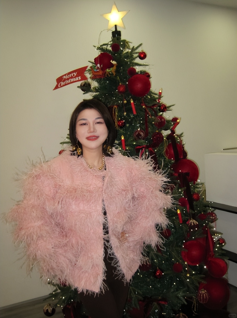杨天真晒圣诞照！穿粉色羽毛流苏小香风显臃肿，叹放假比上学还累