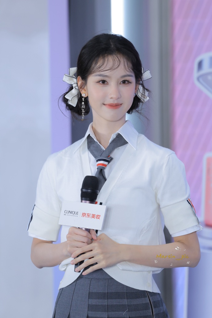 陈都灵活动现场生图,白色长筒袜穿搭完全是高中学姐