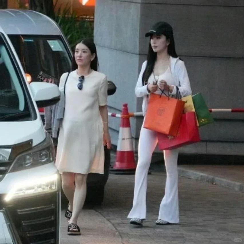 方媛孕晚期和闺蜜逛街！肚大如萝依旧很灵活，女明星帮提包排面足