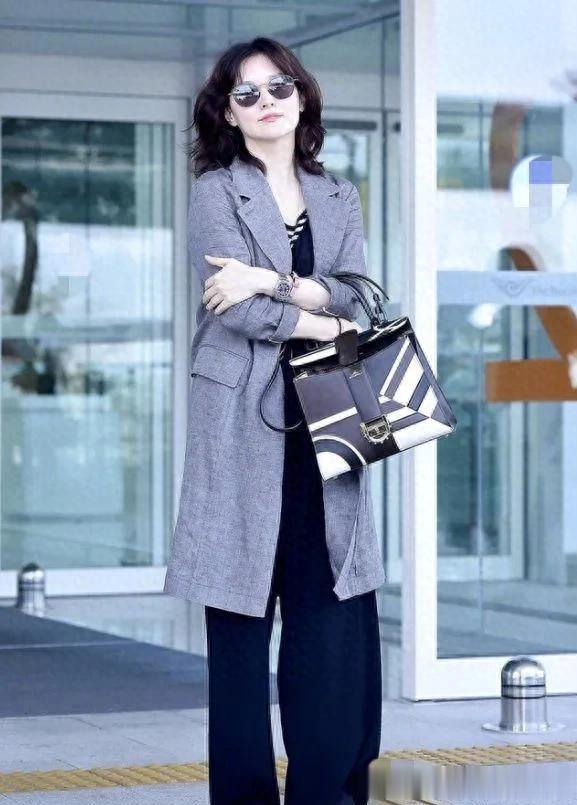 李英爱烫微卷短发年轻25岁！穿灰色大衣+阔腿裤，美得像换了个人