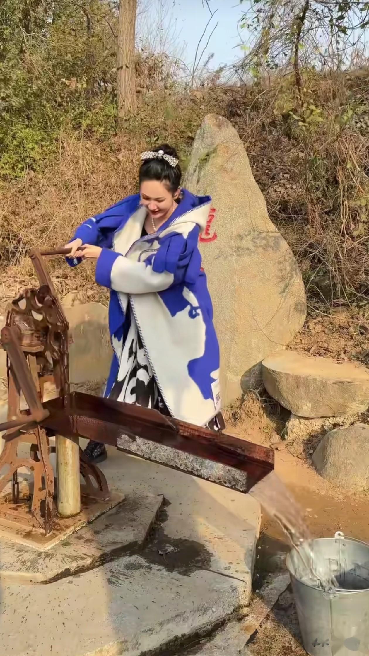 48岁程莉莎分享回村日常！大衣+半身裙，美得像28，干活好接地气