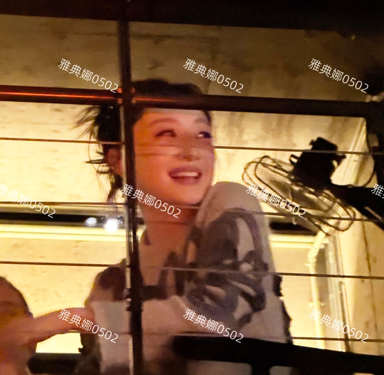 成都LV活动偶遇周冬雨,她虽然个不高小小一只气场却很强有国际范