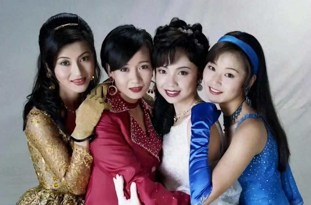 经典港剧《我和春天有个约会》4姐妹30年首合体,54岁女星惊喜现身