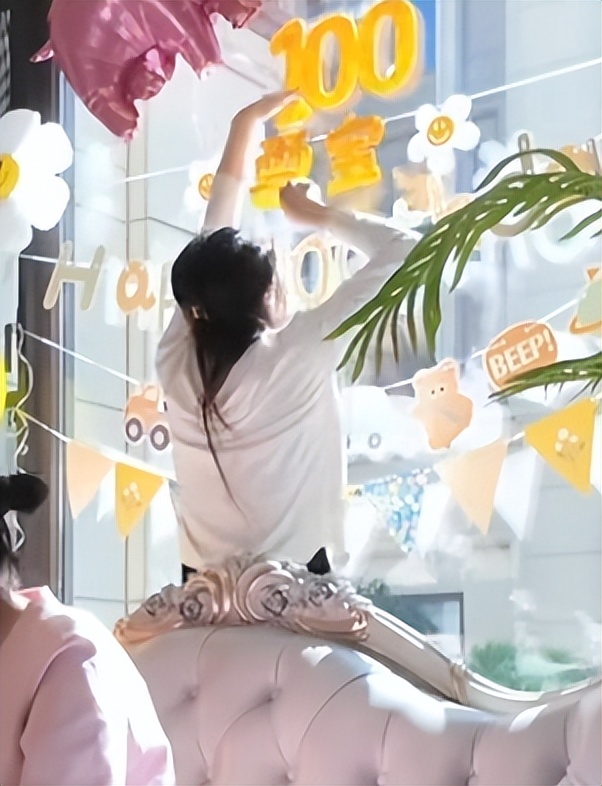 水均益近况：给外孙女过百日宴，女儿一家住别墅，屋里豪华又温馨