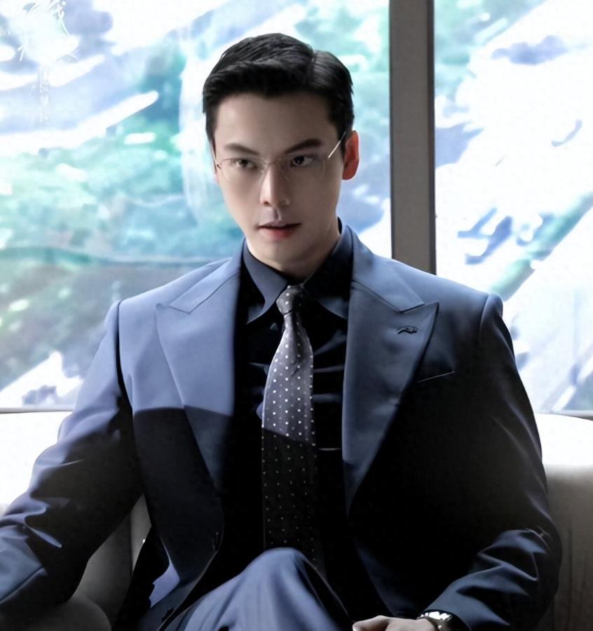 “有仇必报”！甩掉陈伟霆，牵手百亿太子，背景强大到无人敢惹