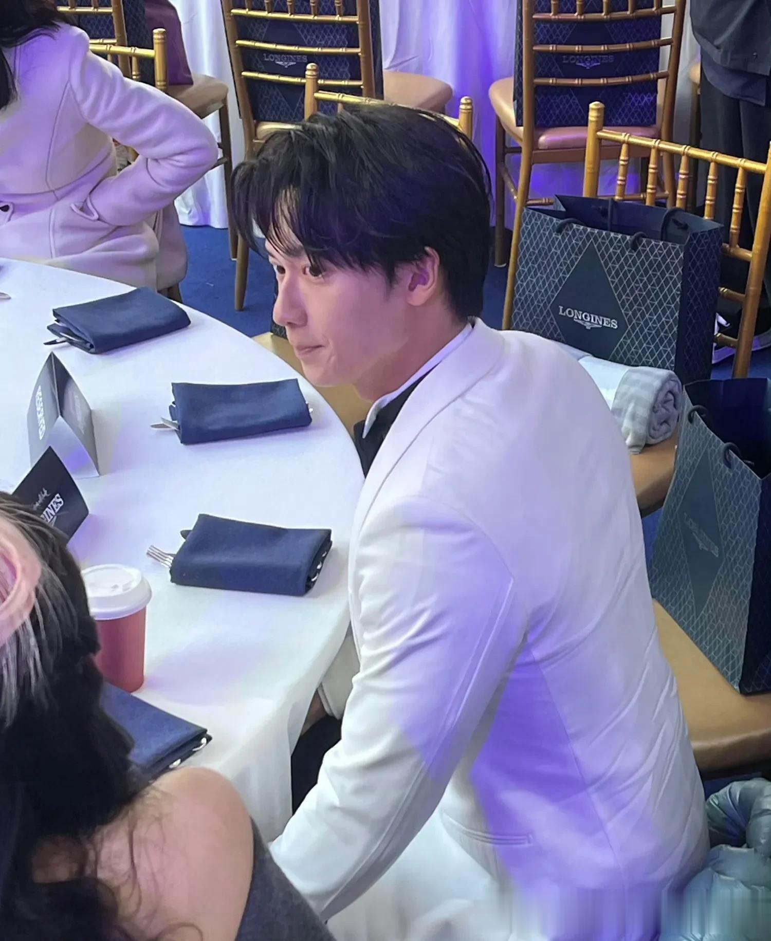 王玉雯这个角度好美,旁边的老头是谁?