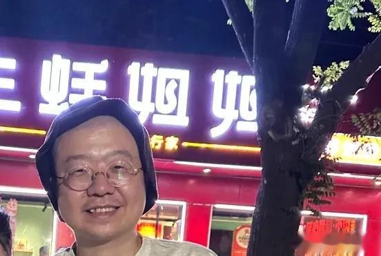 李诞和朋友打卡生蚝店，老板娘晒照，李诞帽子像假发太搞笑