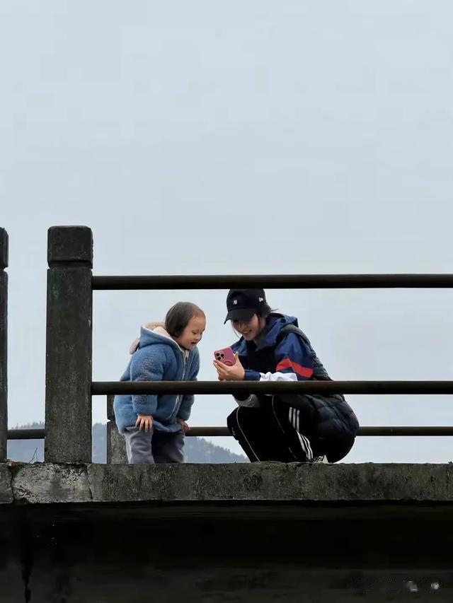 45岁柳岩回衡阳老家过节，到镇上吃粉，带侄女出去玩，非常接地气