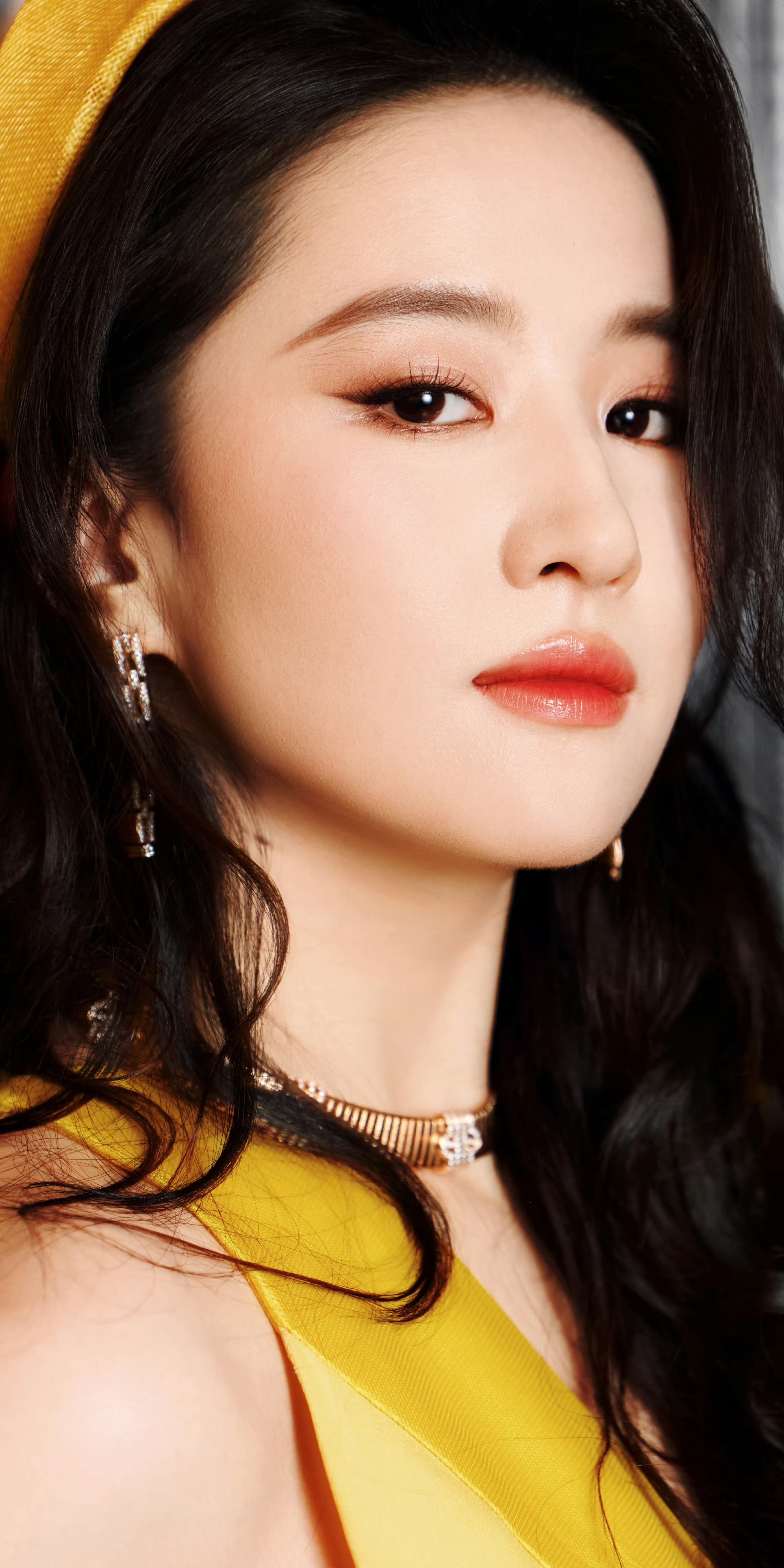 刘亦菲傲娇的“黄玫瑰”