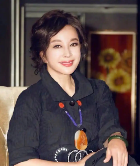 偷漏税风波没结束,就突传刘晓庆6月29日凌晨离世,本人紧急发声