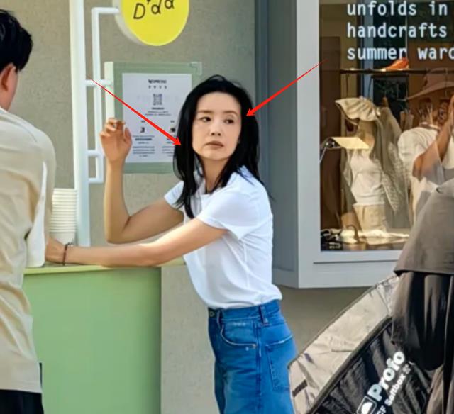 董洁现身河北，为新店卖力招揽做宣传，不笑时嘴角下垂表情好恐怖