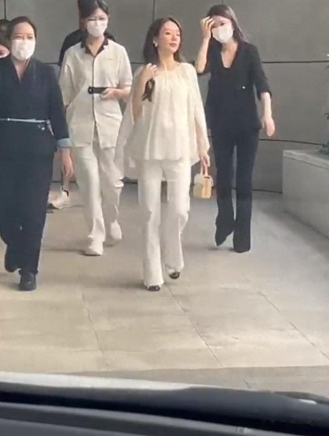 郭富城妻子现身月子中心，大肚子一脸自豪，菲佣跟着提包，命太好