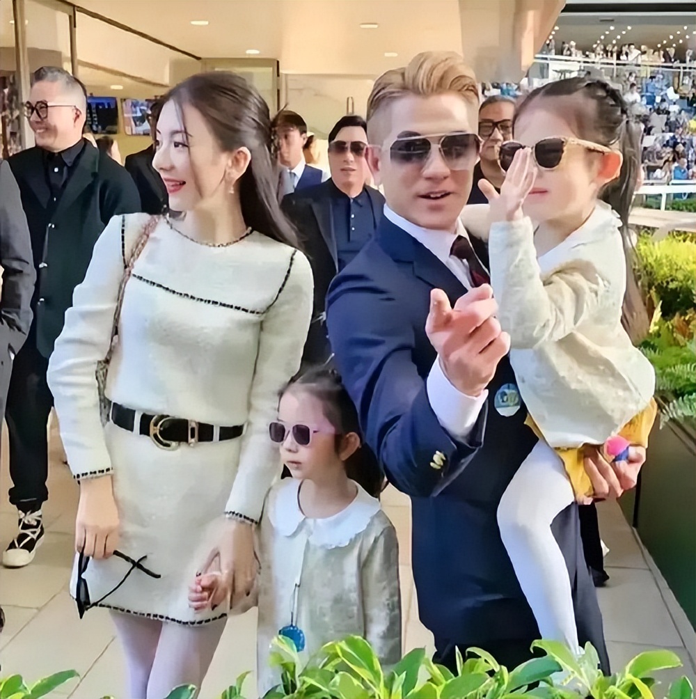 产后还不到一周，方媛现身为郭富城庆生，全身价值超50万引热议