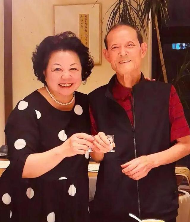 央视主持人春妮携家人回婆家！与二婚老公相处甜蜜，儿子罕见露脸