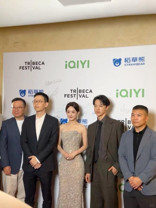 赵丽颖“闯海外市场”的心藏不住了！穿金色抹胸裙亮相纽约太美了