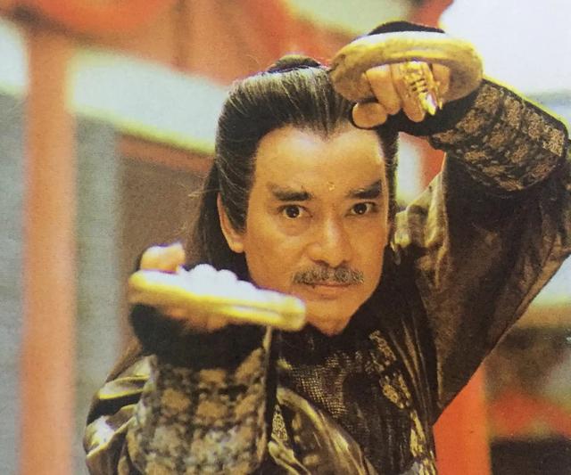 78岁演员高雄加拿大被偶遇,体态挺拔头发真多,演过霍元甲扫地僧