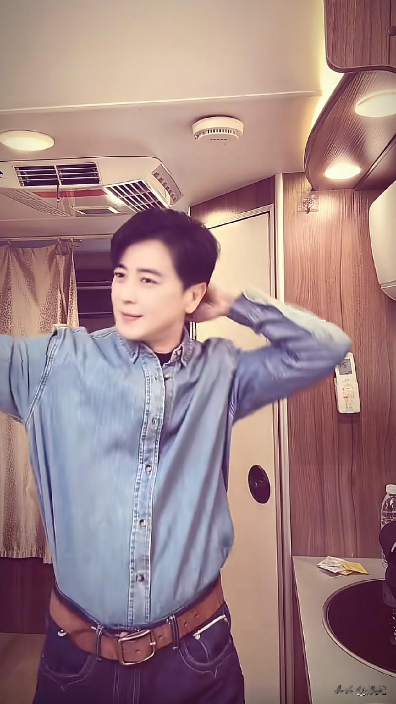 50岁保剑锋跳手势舞：衬衫+牛仔裤，减龄有活力，少年感满满