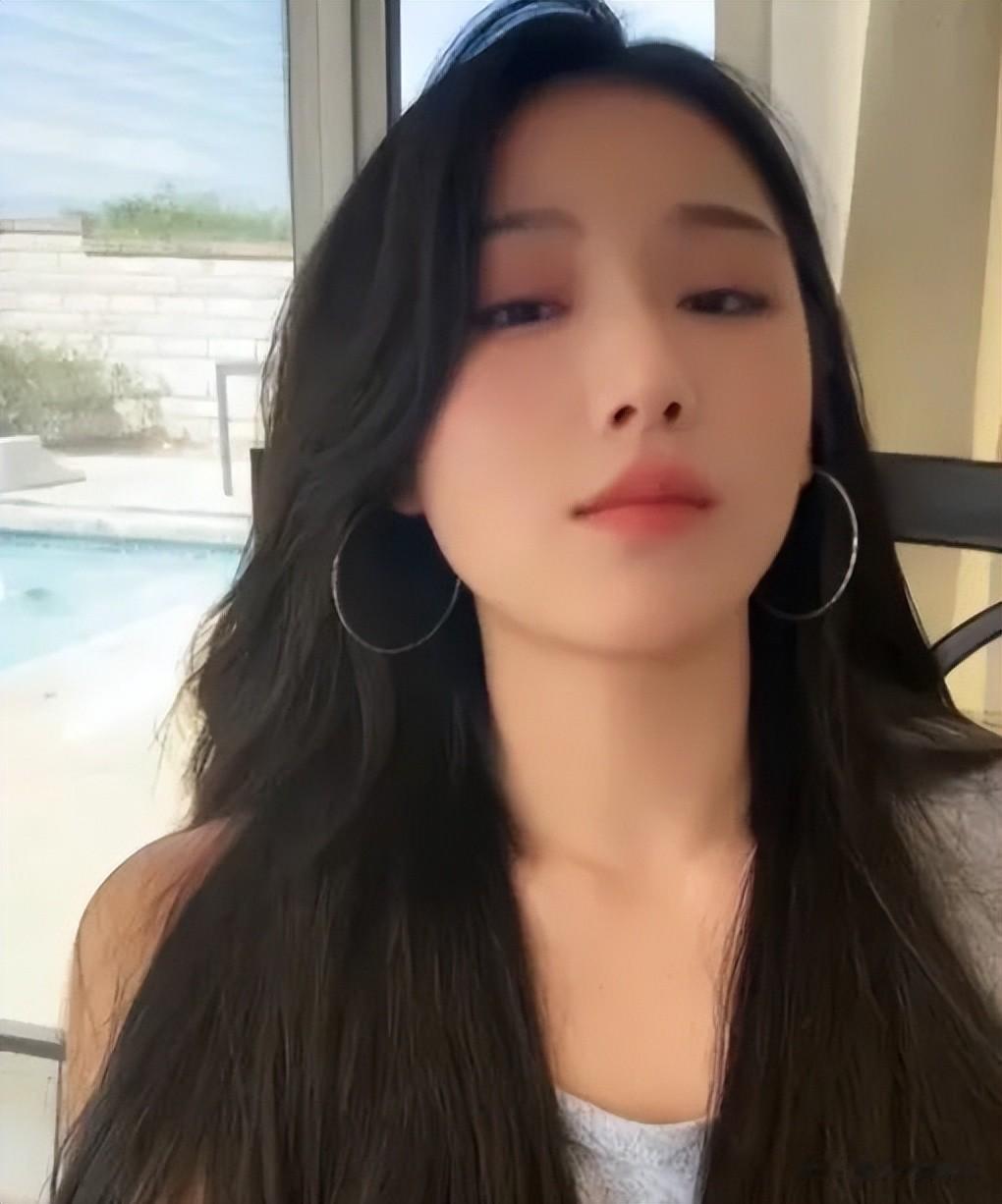 女主播被质疑在国外陪大哥，对方身价6千亿，回应：从来不靠付出