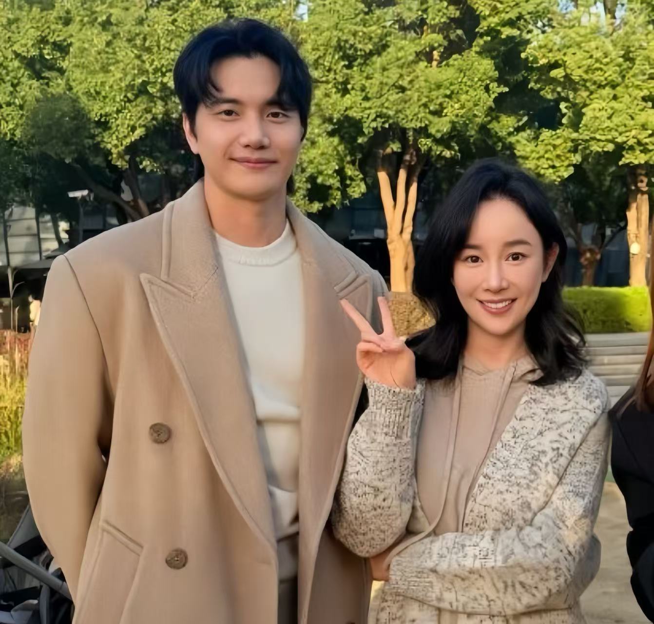 张檬夫妻带儿子赏秋!产后8月坚持母乳,脸僵又老整容后遗症显现