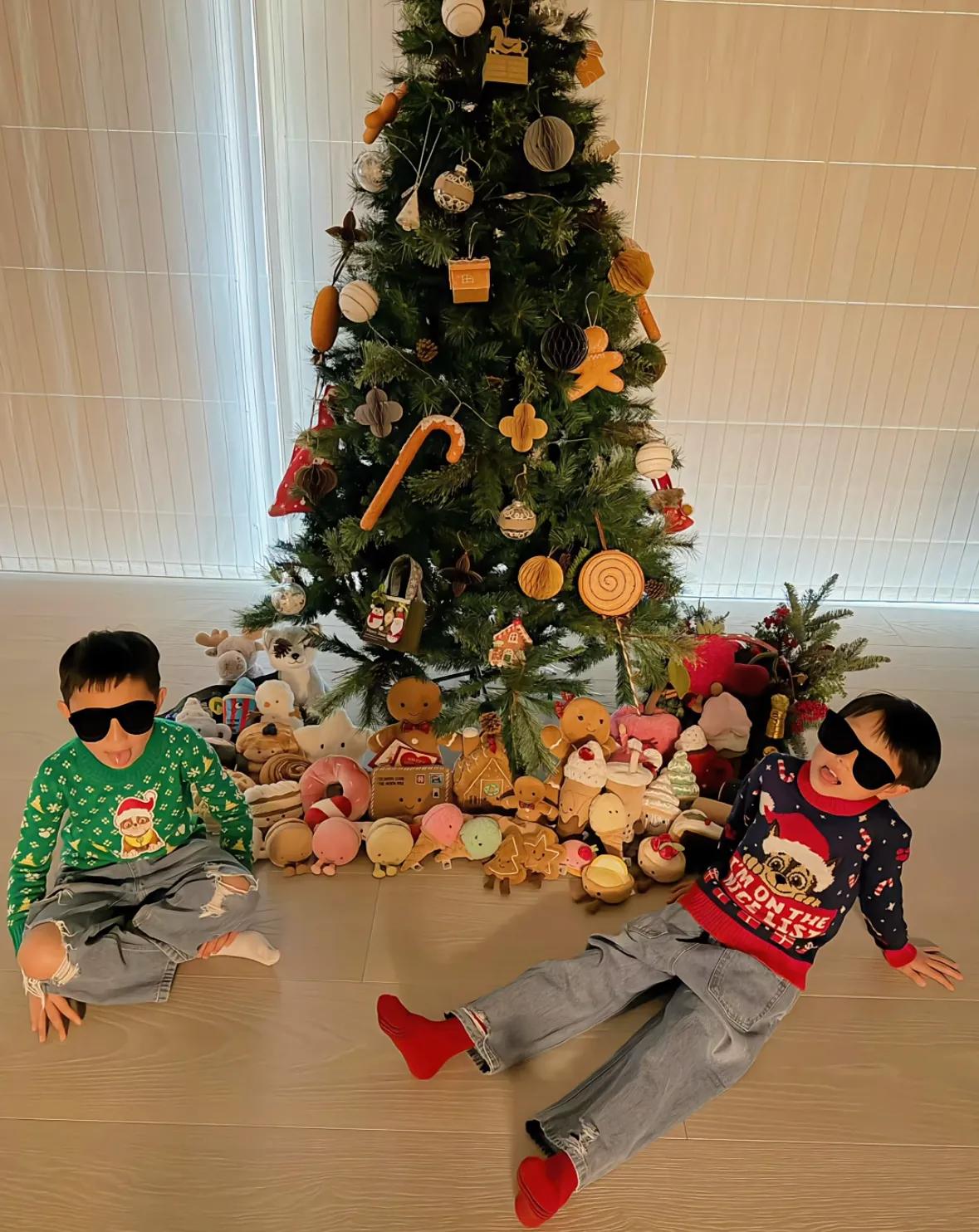 关颖晒圣诞全家照，她一头卷发时尚漂亮，老公瘦的像被吸干了精气