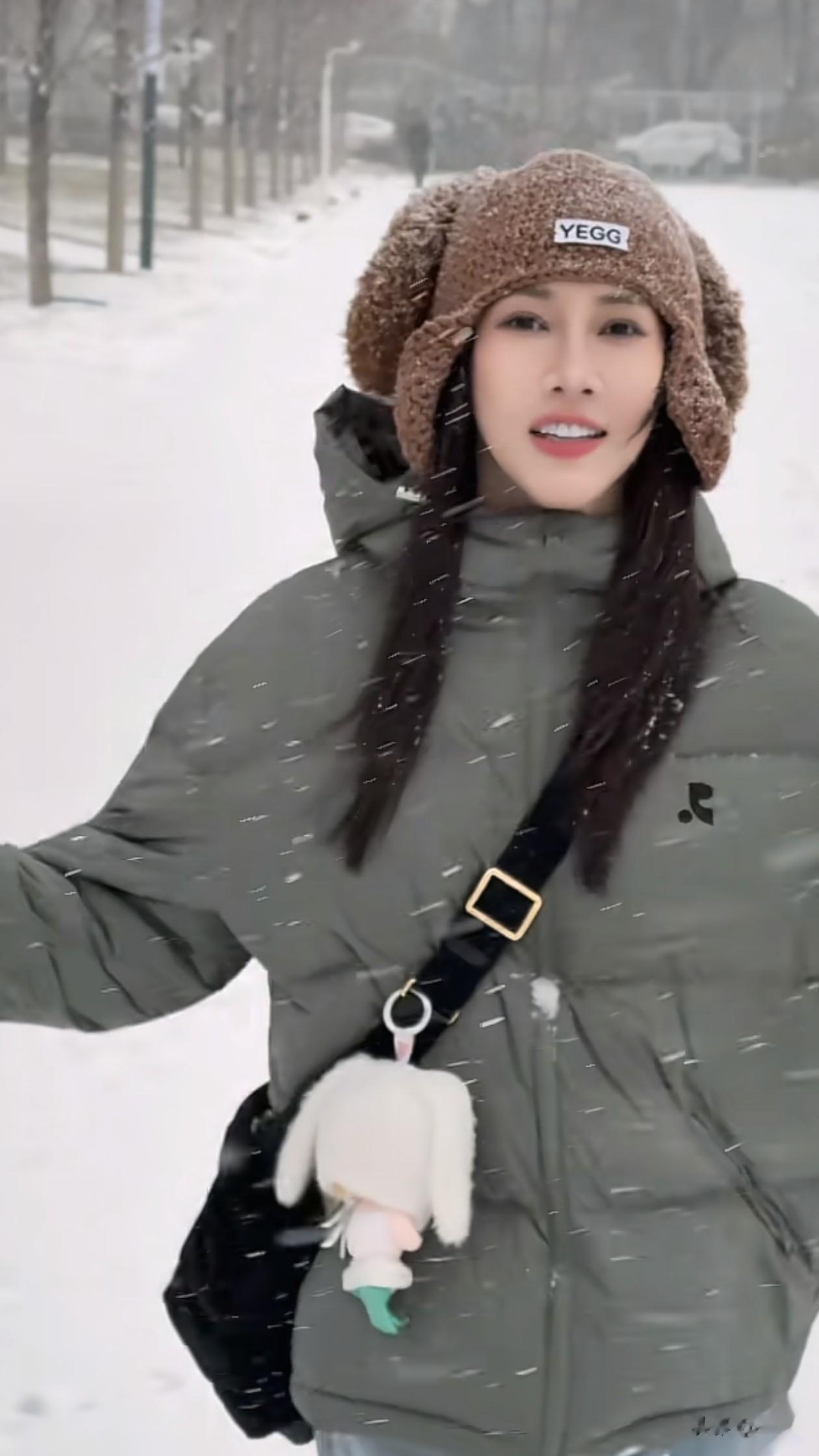 39岁弦子雪天穿搭：棉帽+羽绒服，保暖又时尚，嫩得像29岁