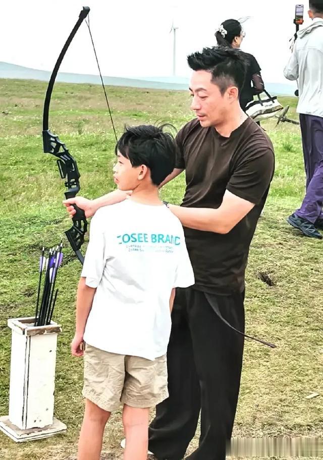 汪小菲小梅现身阿那亚吹着海风,喝着小酒吃烤串生活过得好惬意