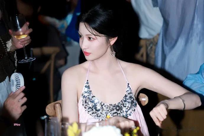 王楚然春晚彩排,打扮漂亮,像是画中仙子般迷人!