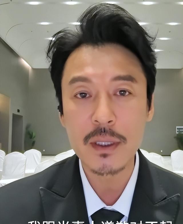 演员王东近况曝光：一家5口挤小烂房，21岁大儿子在家赤裸，有病