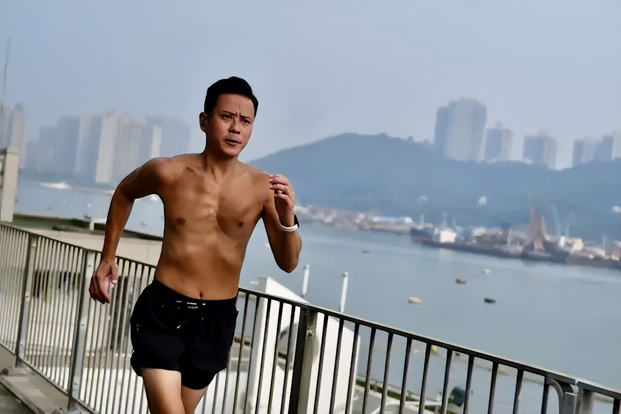 前TVB演员内地发展被嘲死茄喱啡，罕晒26年前结婚照感谢太太包容