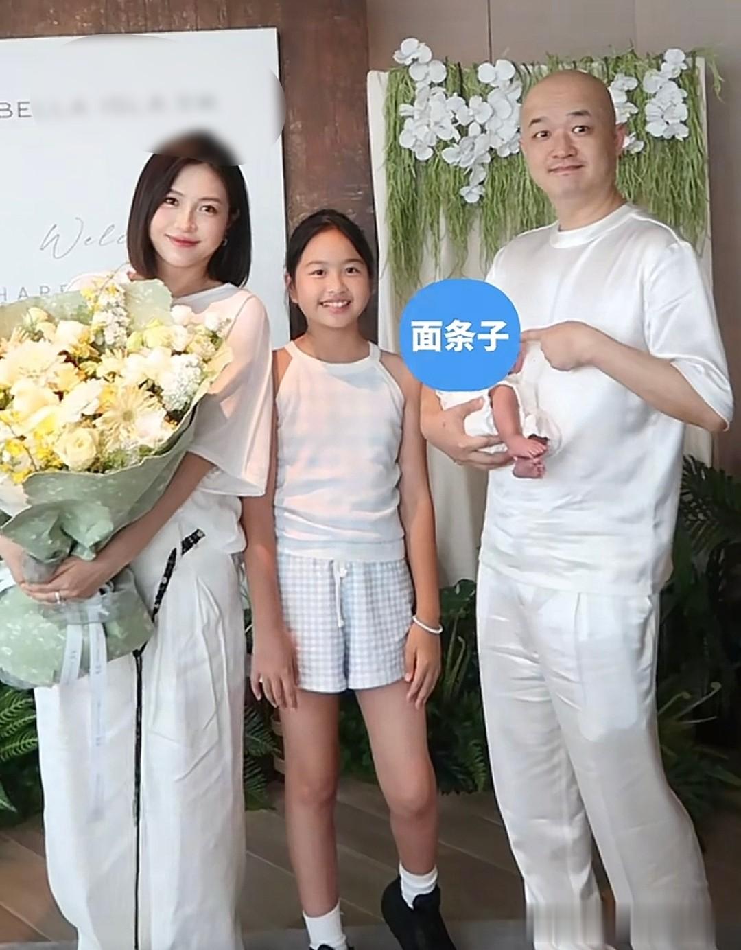 包文婧晒8个月儿子，小手小脚胖又白，10岁女儿要把压岁钱给弟弟