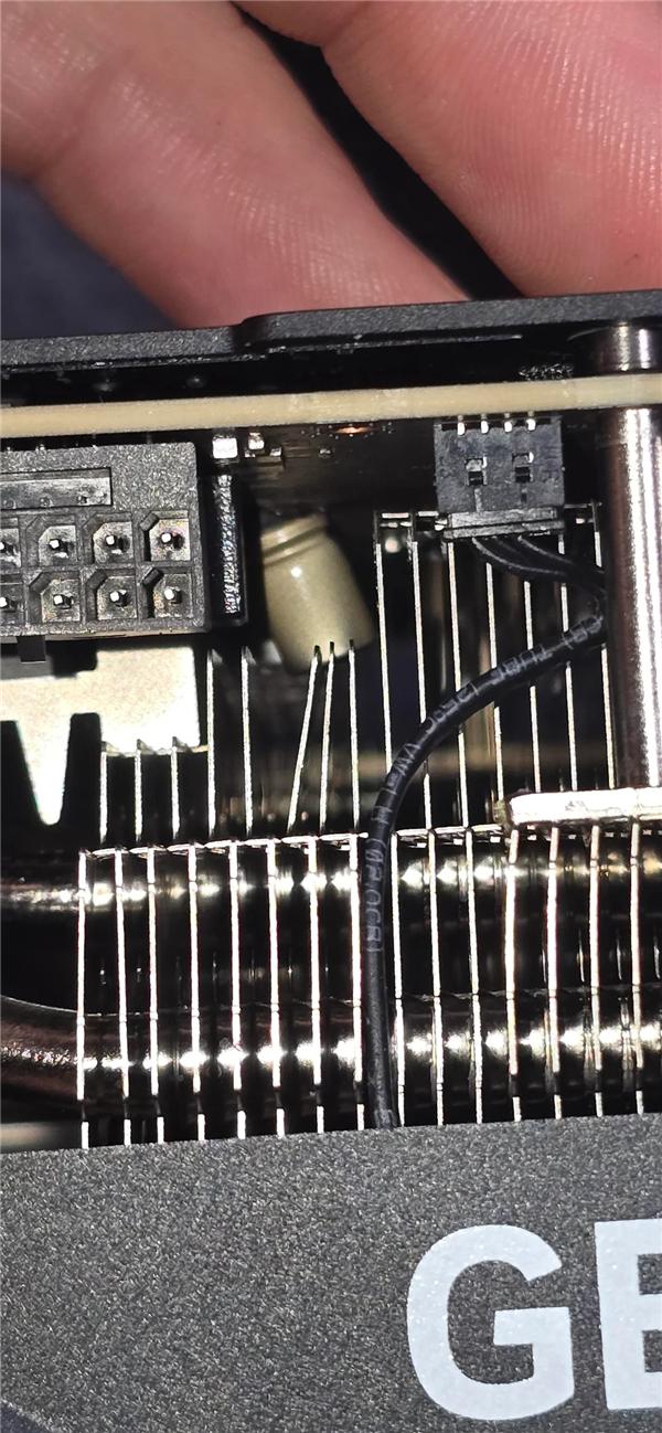 罕見！RTX 5090發生電容爆炸：散熱片都被炸彎