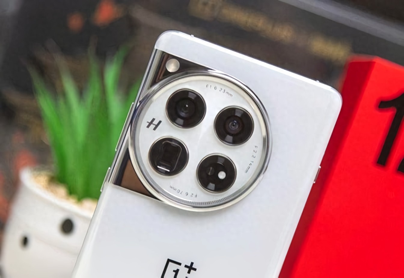 不談品牌溢價是多少！對比小米、榮耀后，我發現一加的秘密