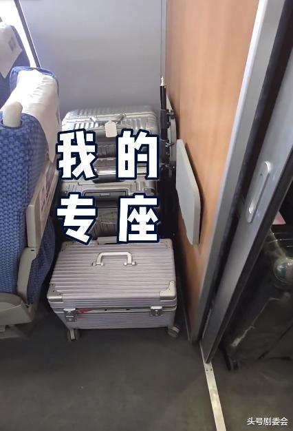 江一燕回大理只抢到站票，占别人位置被撵走，直接坐地上太接地气