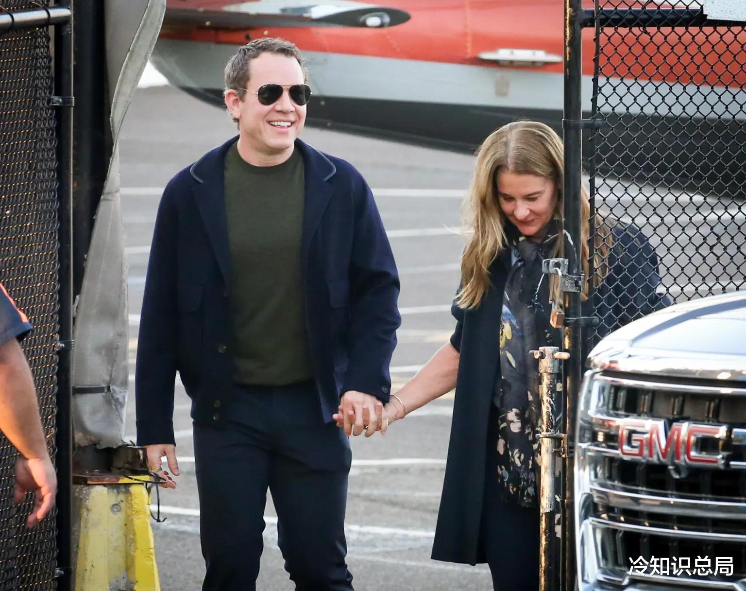 比尔盖茨前妻有新欢了，公开约会小12岁帅气男友，笑容很甜蜜