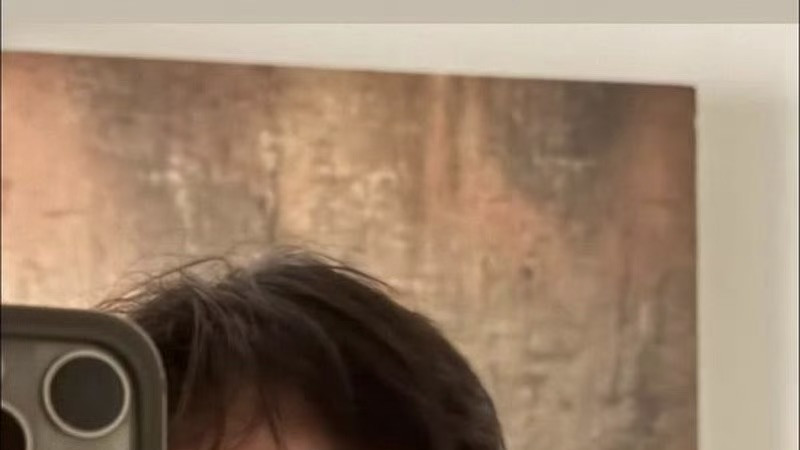 香港知名星二代罕晒自拍！被指撞脸TVB力捧小生，继承父母高颜值