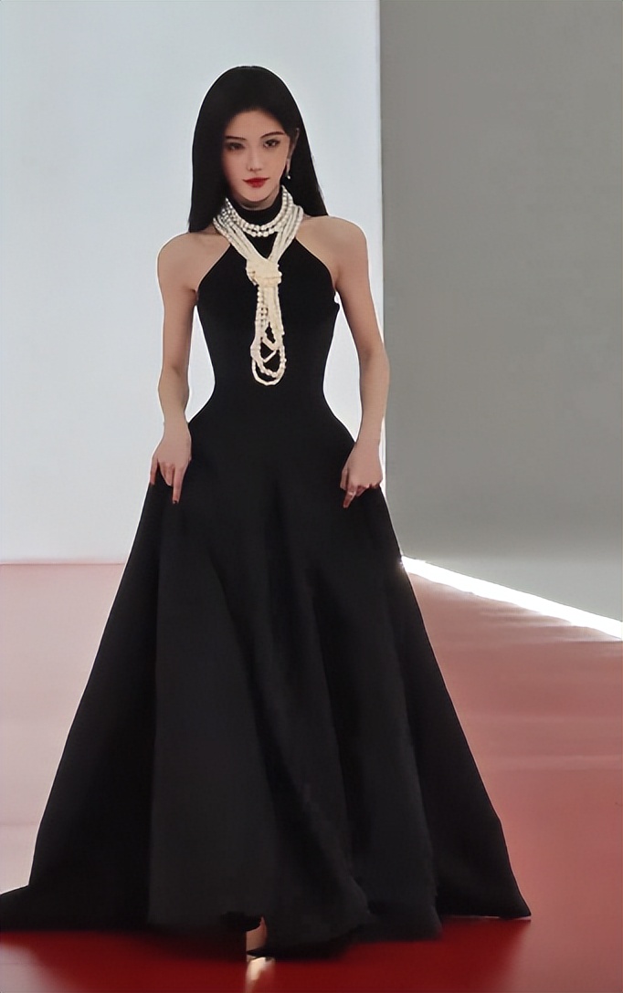 海口这晚，秦岚的腰、白露的脸，159cm“黑袍裹身”的她全场惊艳