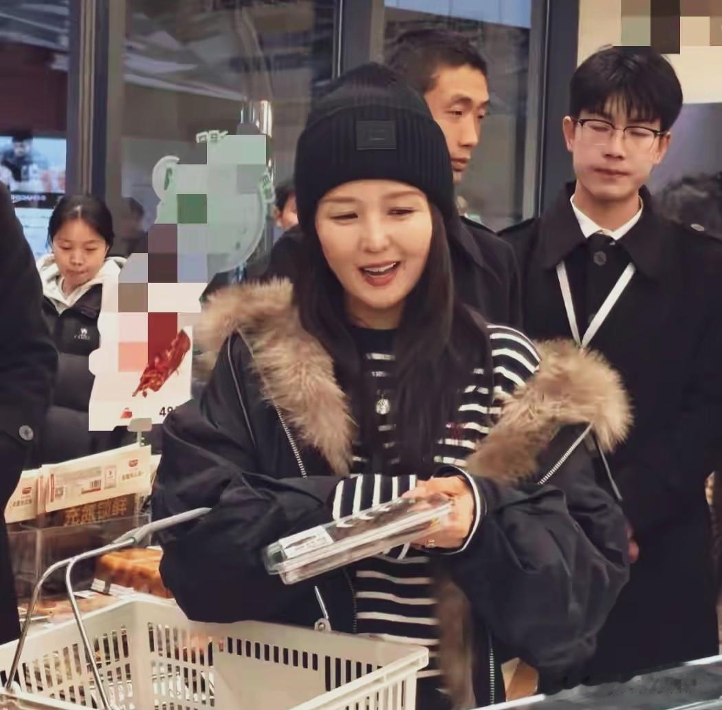 何洁超市扫货身材臃肿!39岁状态真实,离开精修图原来长这样?