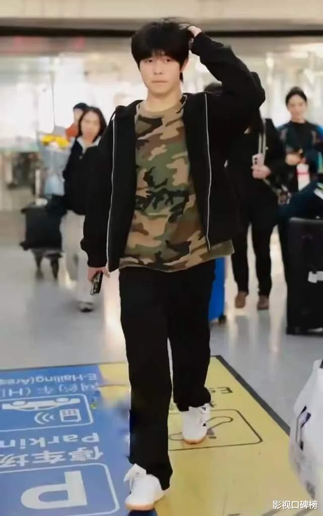 胡可和沙溢去机场接儿子,14岁安吉身高超180,瘦身后比爸爸还帅