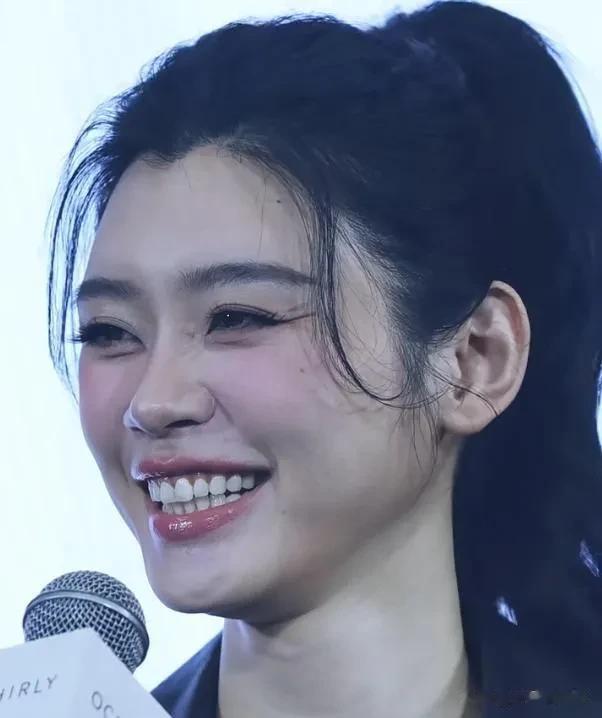 36岁奚梦瑶生图被疯传,没网传的那么漂亮,细看五官小巧钱没白花