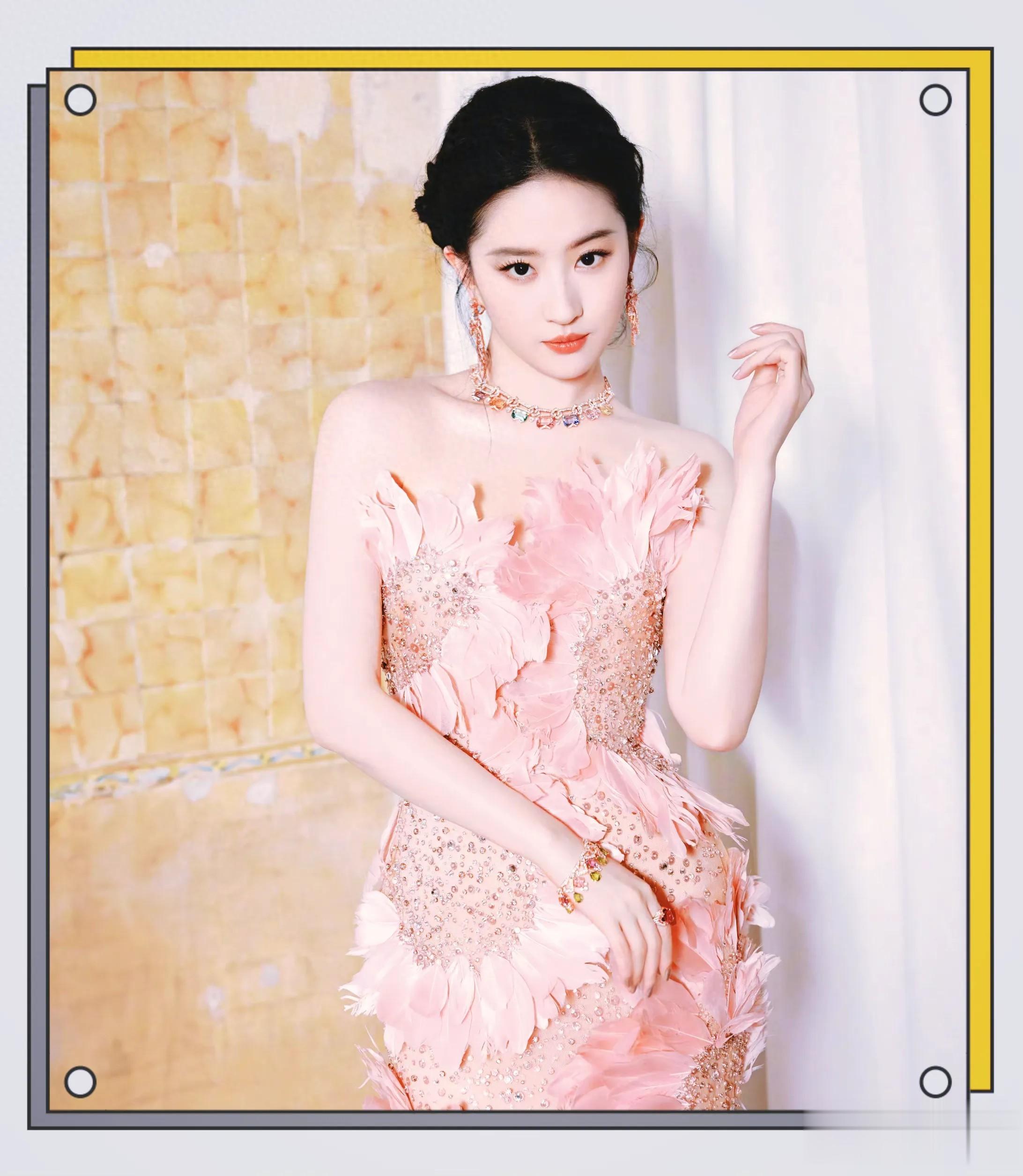 刘亦菲现身阿布扎比观看F1大奖赛，梳高马尾，穿短裙，又美又飒！