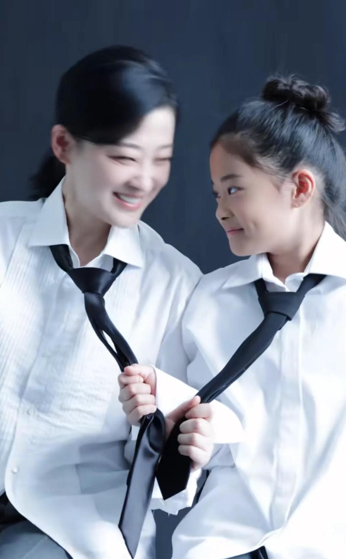 梅婷与女儿庆女神节,11岁萌娃灵气似母,全家福曝光显幸福