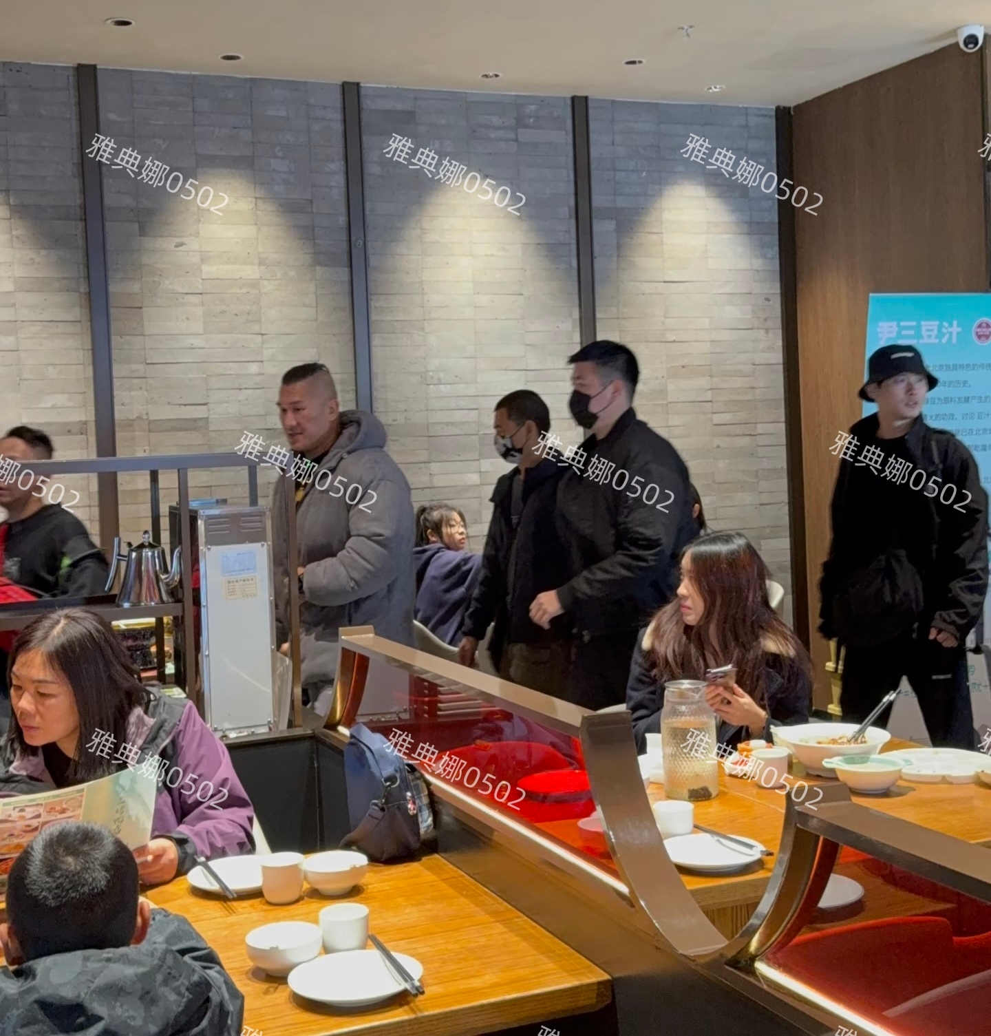 偶遇汪小菲和网红馆长陈之汉，汪请馆长喝豆汁体验地道北京美食!